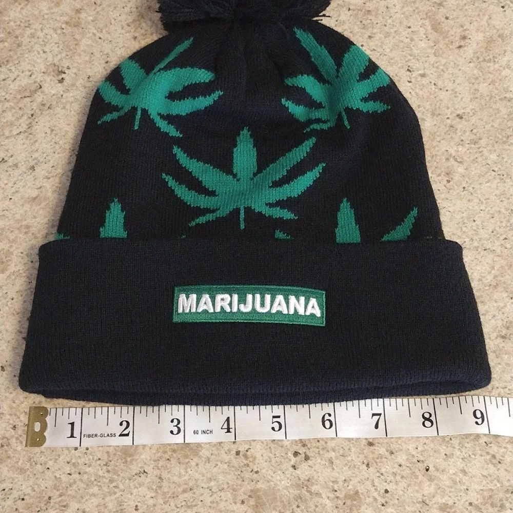 Black‎ Green Leaf Print Grunge Cuffed PomPom Knit Beanie NWOT - Picture 13 of 14